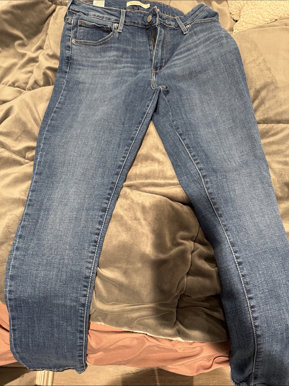 Levi's Women's Skinny Jeans in Mid Blue Wash